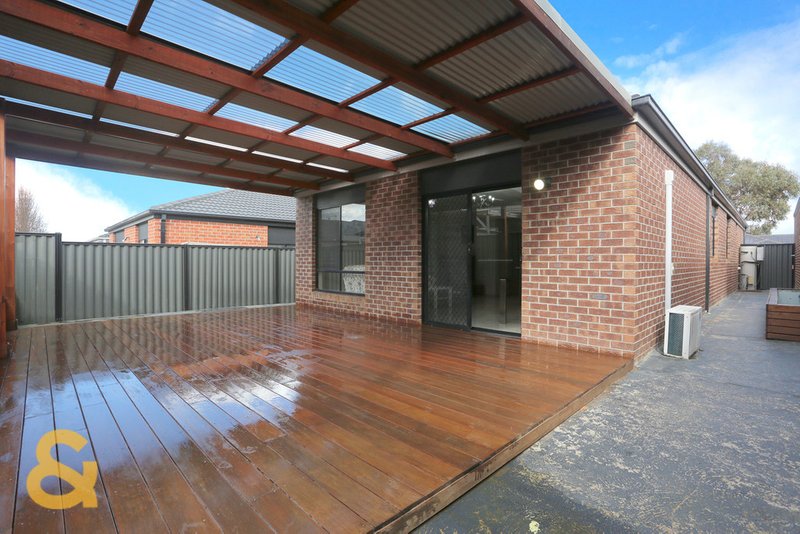 Photo - 17 Viewside Crescent, Craigieburn VIC 3064 - Image 10