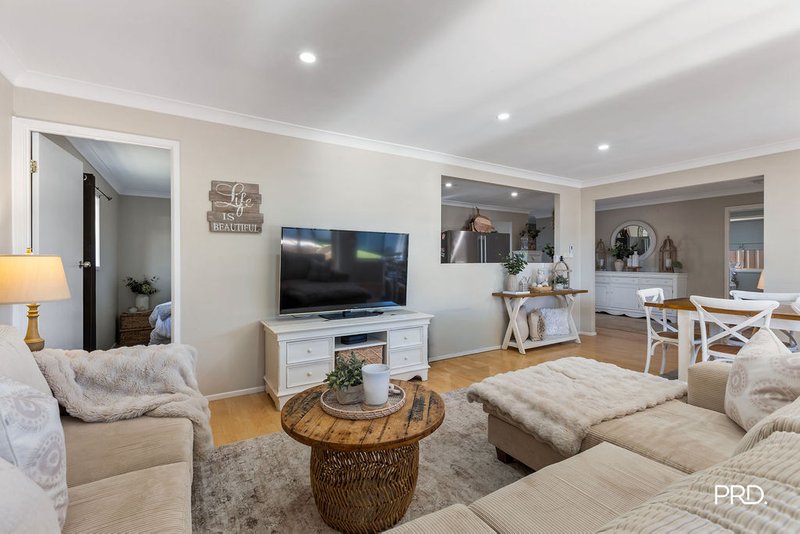 Photo - 17 Vivaldi Crescent, Claremont Meadows NSW 2747 - Image 3