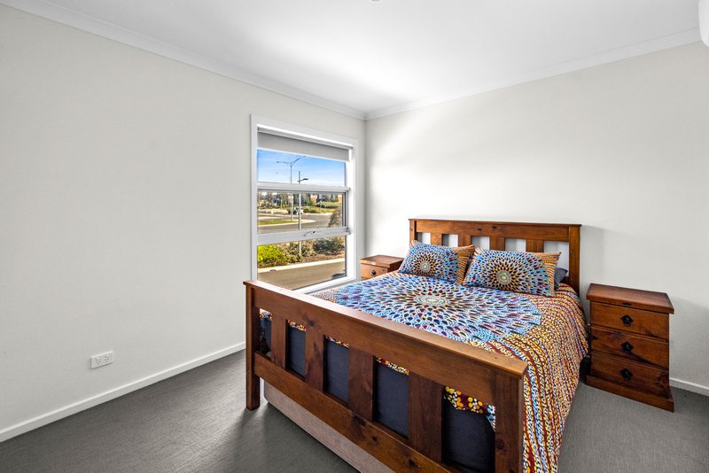 Photo - 17 Wedgebill Circuit, Werribee VIC 3030 - Image 10