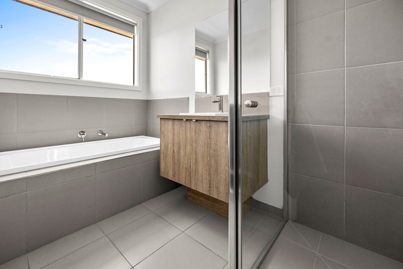 Photo - 17 Wedgebill Circuit, Werribee VIC 3030 - Image 11