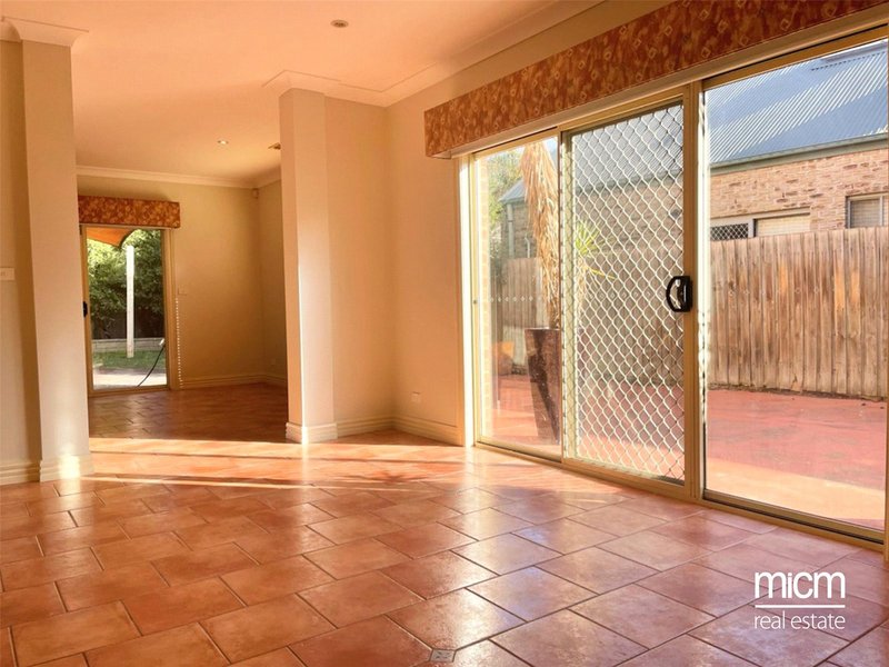 Photo - 17 William Mcpherson Crescent, Seabrook VIC 3028 - Image 3