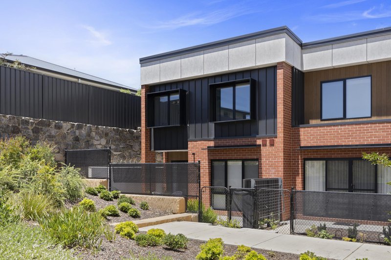 Photo - 17 Willunga Court, Watson ACT 2602 - Image 4