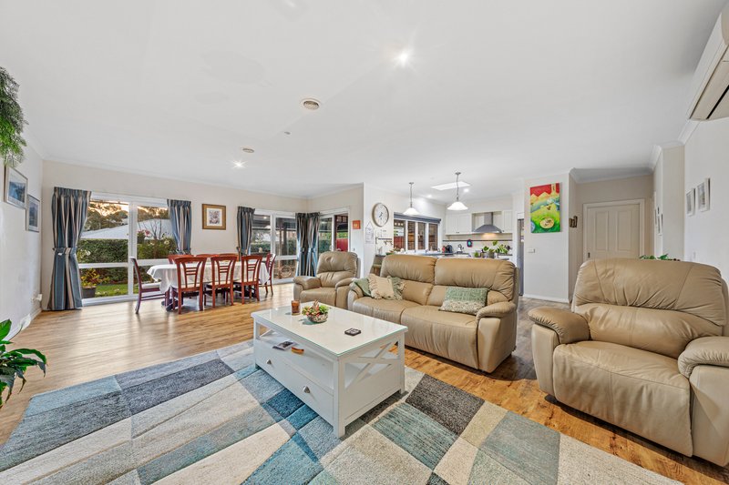 Photo - 17 Windermere Boulevard, Pakenham VIC 3810 - Image 7