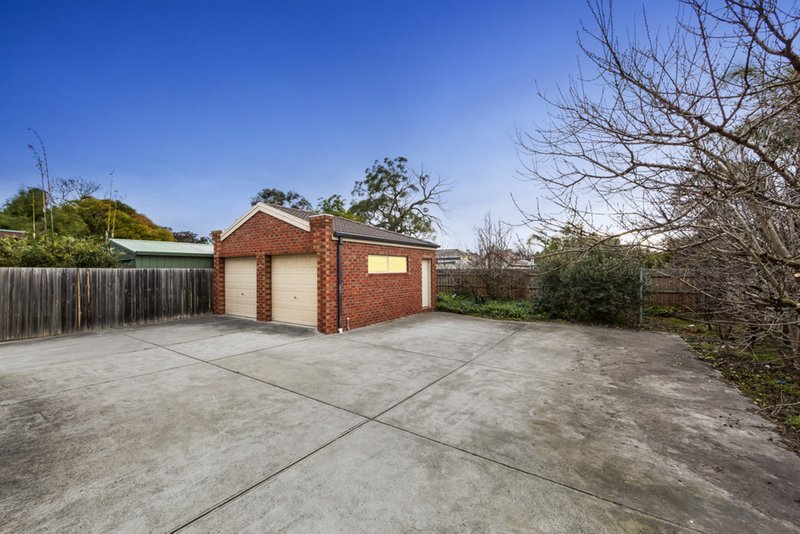 Photo - 17 Windsor Avenue, Oakleigh South VIC 3167 - Image 3