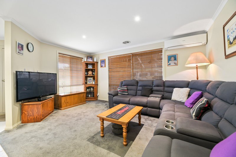 Photo - 17 Wynen Court, Pakenham VIC 3810 - Image 3