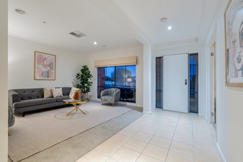 Photo - 17 Yellowstone Court, Roxburgh Park VIC 3064 - Image 3