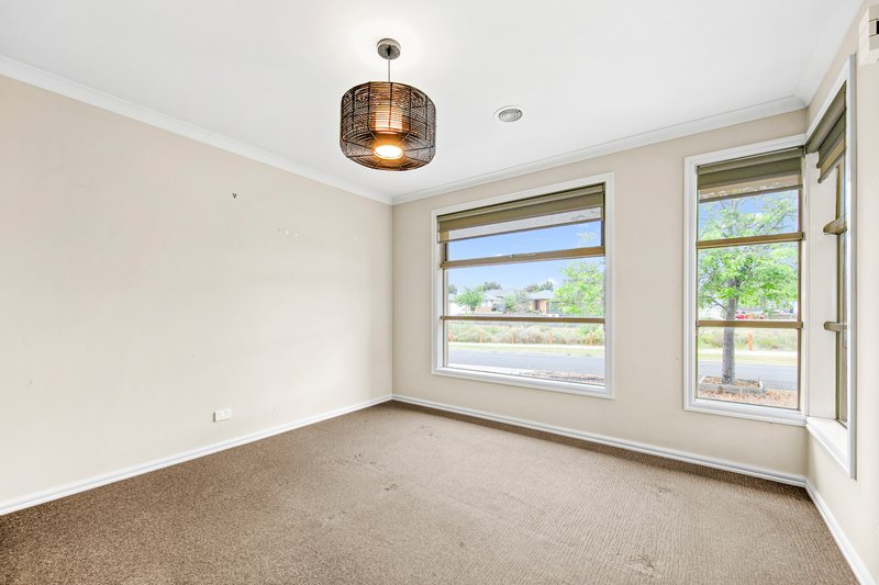 Photo - 17 Zodiac Way, Fraser Rise VIC 3336 - Image 2