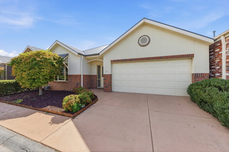 Photo - 17/1 Malouf Court, Pakenham VIC 3810 - Image 2