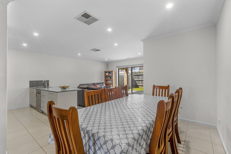 Photo - 171 Mountainview Boulevard, Cranbourne North VIC 3977 - Image 3