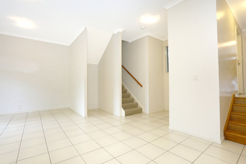 Photo - 17/2 Sangster Crescent, Pacific Pines QLD 4211 - Image 7