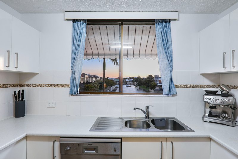 Photo - 17/2 T E Peters Drive, Broadbeach Waters QLD 4218 - Image 16