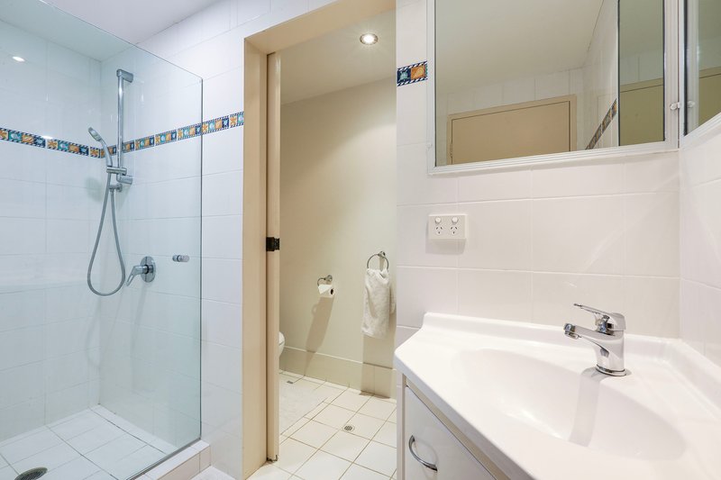 Photo - 17/2 T E Peters Drive, Broadbeach Waters QLD 4218 - Image 22