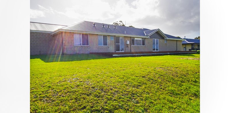 Photo - 175 Deloraine Drive, Warrenup WA 6330 - Image 17