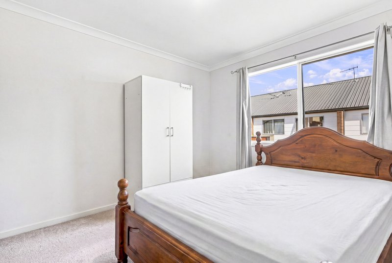 Photo - 17/8 Henry Kendall Street, Franklin ACT 2913 - Image 14