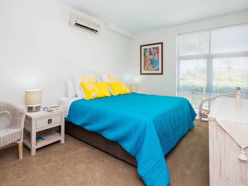 Photo - 1/8-10 Victor Avenue, Paradise Point QLD 4216 - Image 4