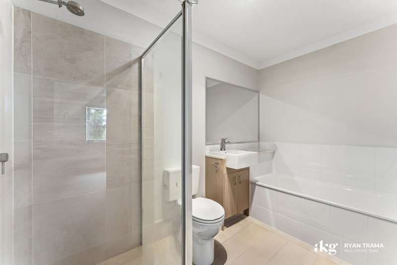 Photo - 1/8-12 Wattlebrush Court, Park Ridge QLD 4125 - Image 12