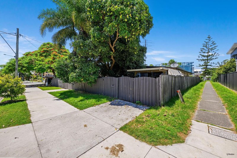 Photo - 18 & 20 T E Peters Drive, Broadbeach Waters QLD 4218 - Image 9