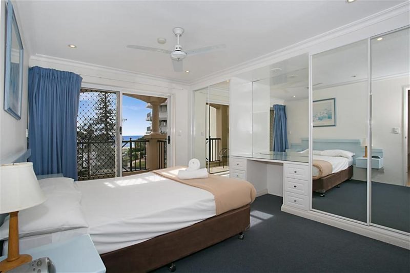 Photo - 18 / 6 Northcliffe Terrace, Surfers Paradise QLD 4217 - Image 4