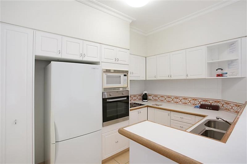 Photo - 18 / 6 Northcliffe Terrace, Surfers Paradise QLD 4217 - Image 5