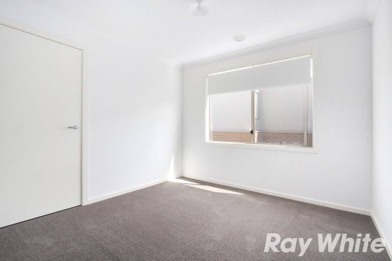 Photo - 18 Adriatic Way, Pakenham VIC 3810 - Image 9