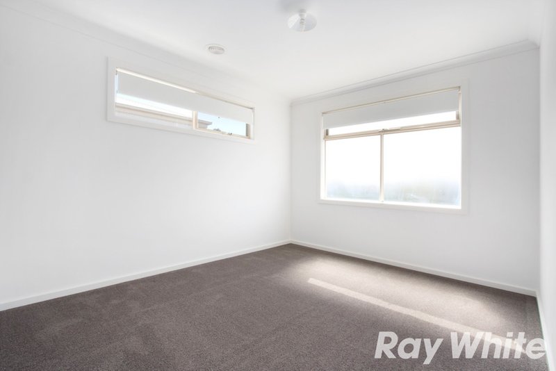 Photo - 18 Adriatic Way, Pakenham VIC 3810 - Image 11