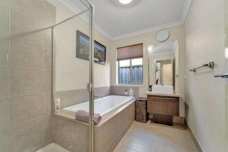 Photo - 18 Airfield Grove, Point Cook VIC 3030 - Image 13