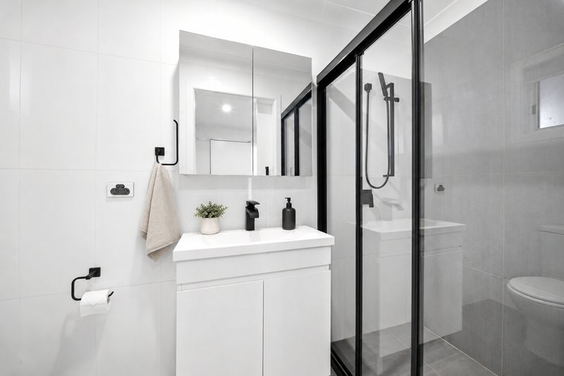 Photo - 18 Alamein Road, Bossley Park NSW 2176 - Image 10