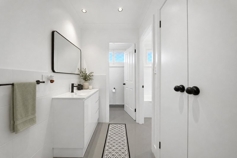 Photo - 18 Alamein Road, Bossley Park NSW 2176 - Image 11