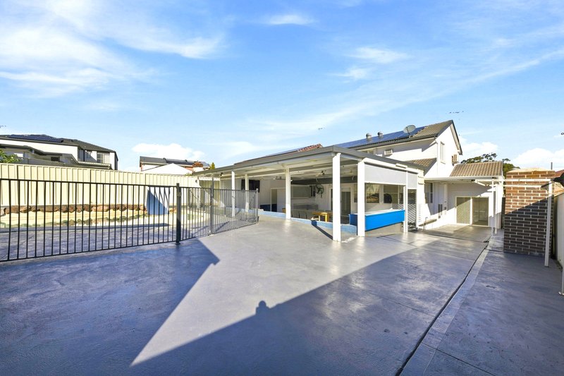 Photo - 18 Alamein Road, Bossley Park NSW 2176 - Image 14