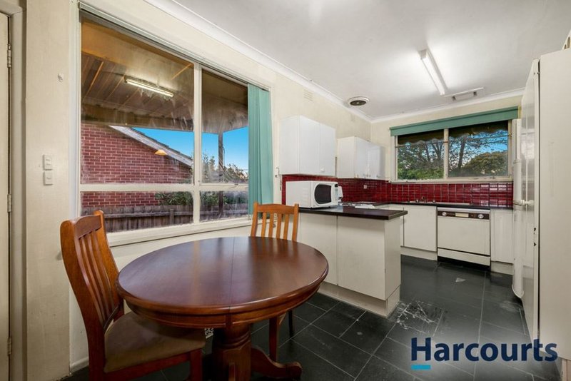 Photo - 18 Allanfield Crescent, Wantirna South VIC 3152 - Image 2