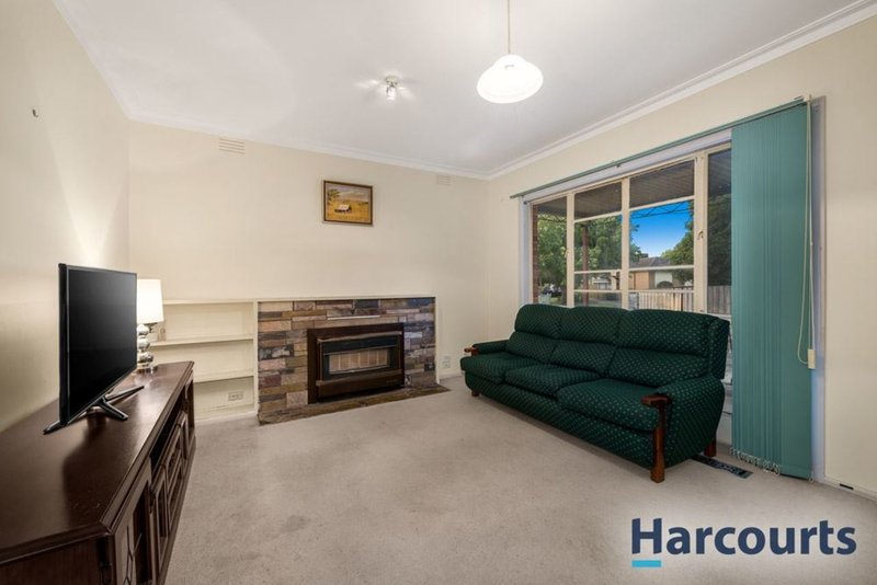 Photo - 18 Allanfield Crescent, Wantirna South VIC 3152 - Image 3