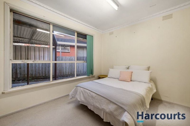 Photo - 18 Allanfield Crescent, Wantirna South VIC 3152 - Image 4