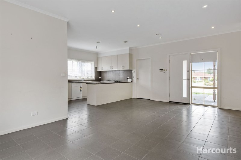 Photo - 18 Amberly Park Drive, Narre Warren South VIC 3805 - Image 3