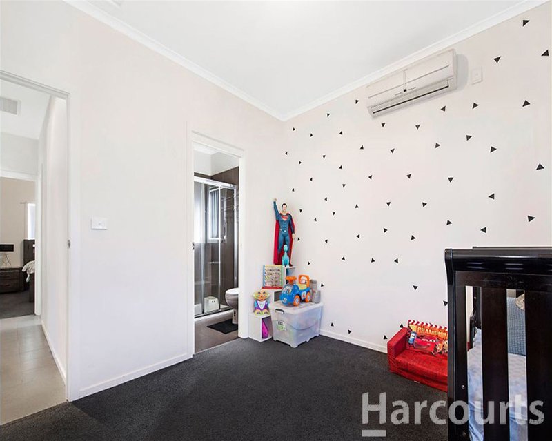 Photo - 18 Amberly Park Drive, Narre Warren South VIC 3805 - Image 5