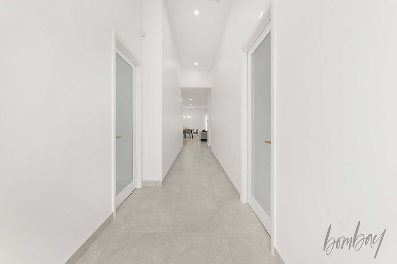 Photo - 18 Andesite Court, Craigieburn VIC 3064 - Image 2