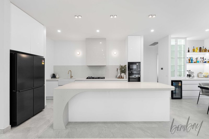 Photo - 18 Andesite Court, Craigieburn VIC 3064 - Image 3