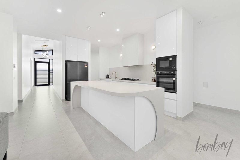 Photo - 18 Andesite Court, Craigieburn VIC 3064 - Image 5