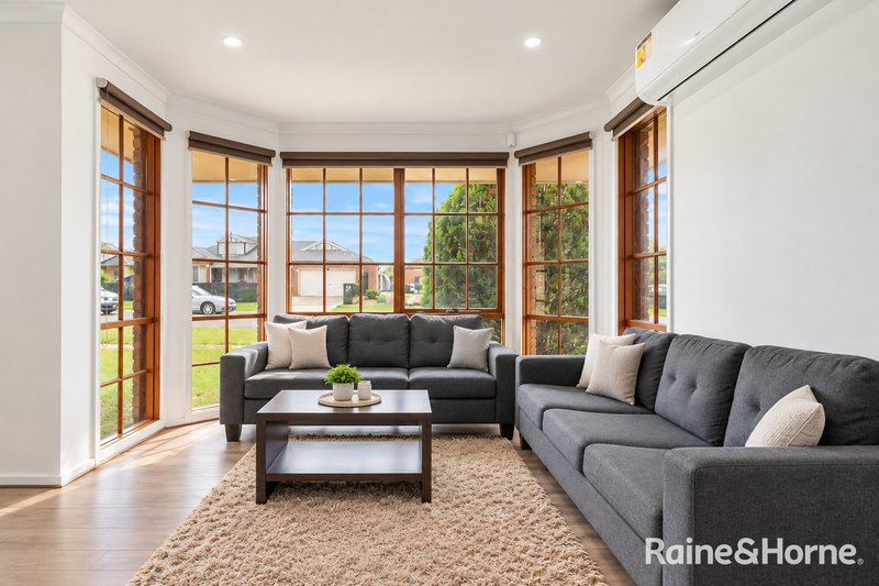 Photo - 18 Antionetta Way, Hillside VIC 3037 - Image 2