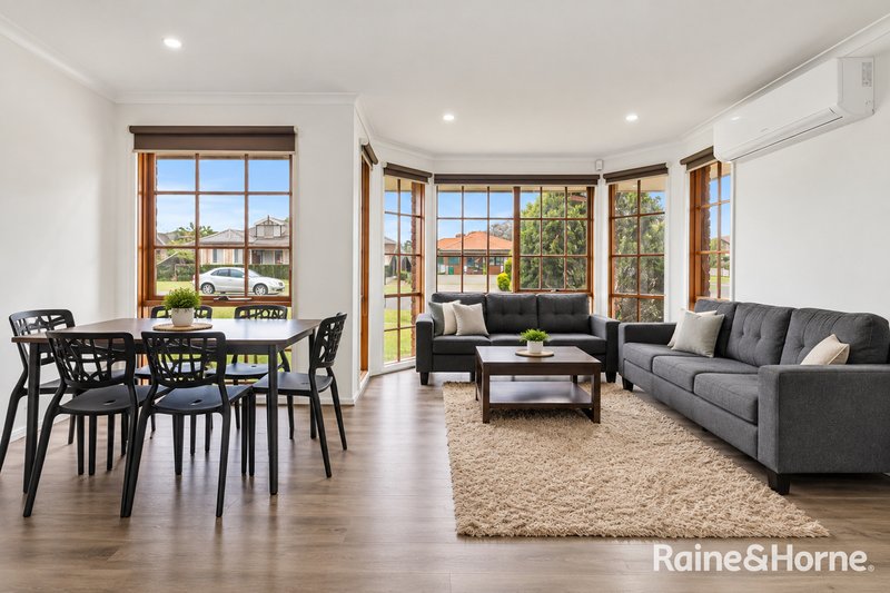 Photo - 18 Antionetta Way, Hillside VIC 3037 - Image 3