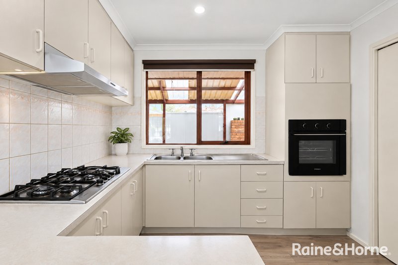 Photo - 18 Antionetta Way, Hillside VIC 3037 - Image 4
