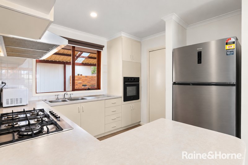 Photo - 18 Antionetta Way, Hillside VIC 3037 - Image 5