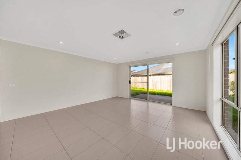 Photo - 18 Aspera Drive, Werribee VIC 3030 - Image 2