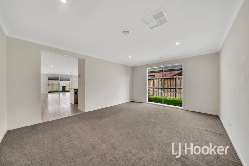 Photo - 18 Aspera Drive, Werribee VIC 3030 - Image 3
