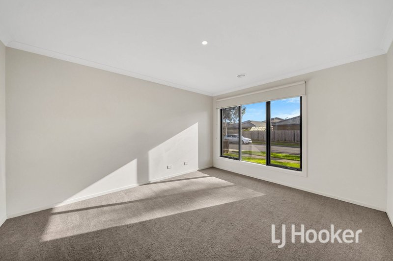 Photo - 18 Aspera Drive, Werribee VIC 3030 - Image 4
