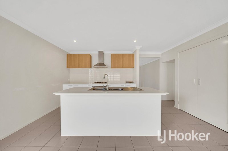 Photo - 18 Aspera Drive, Werribee VIC 3030 - Image 5