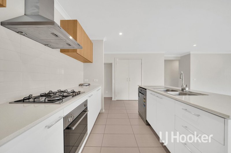 Photo - 18 Aspera Drive, Werribee VIC 3030 - Image 6