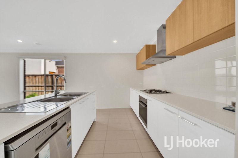Photo - 18 Aspera Drive, Werribee VIC 3030 - Image 8