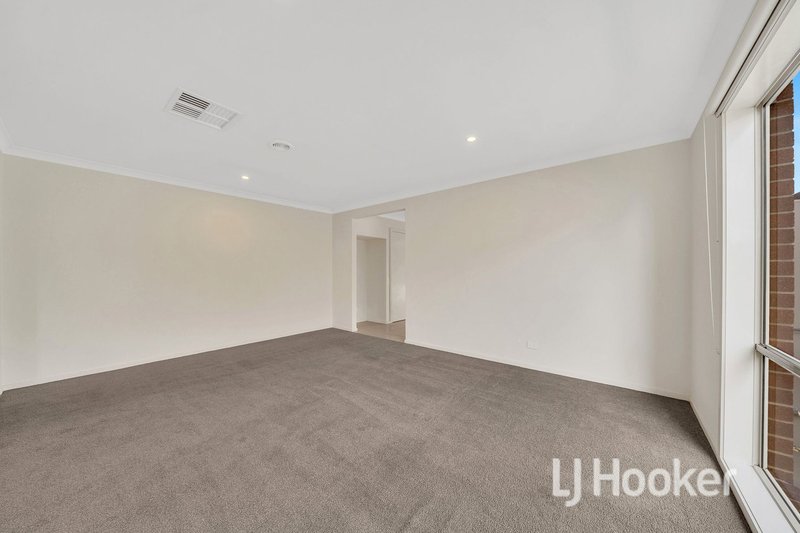 Photo - 18 Aspera Drive, Werribee VIC 3030 - Image 9