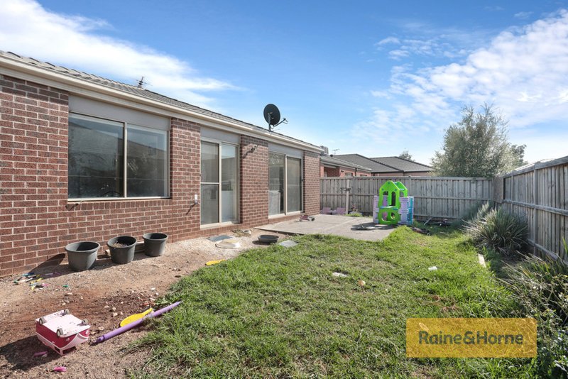 Photo - 18 Bandon Road, Melton South VIC 3338 - Image 10