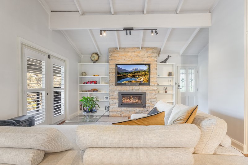 Photo - 18 Banksia Road, Wentworth Falls NSW 2782 - Image 4